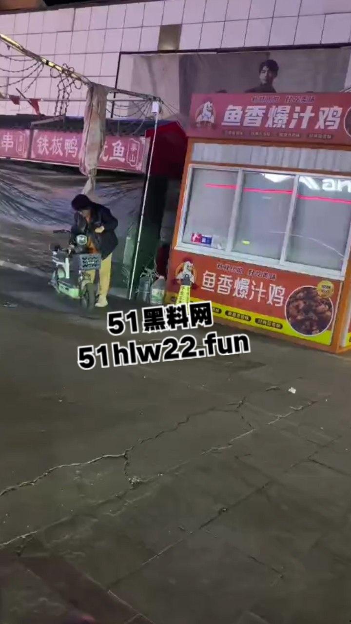 山东戏精大妈当街撒泼耍浑一哭二闹三上吊,表演太久看大家不上套此场闹剧尴尬收场。-3