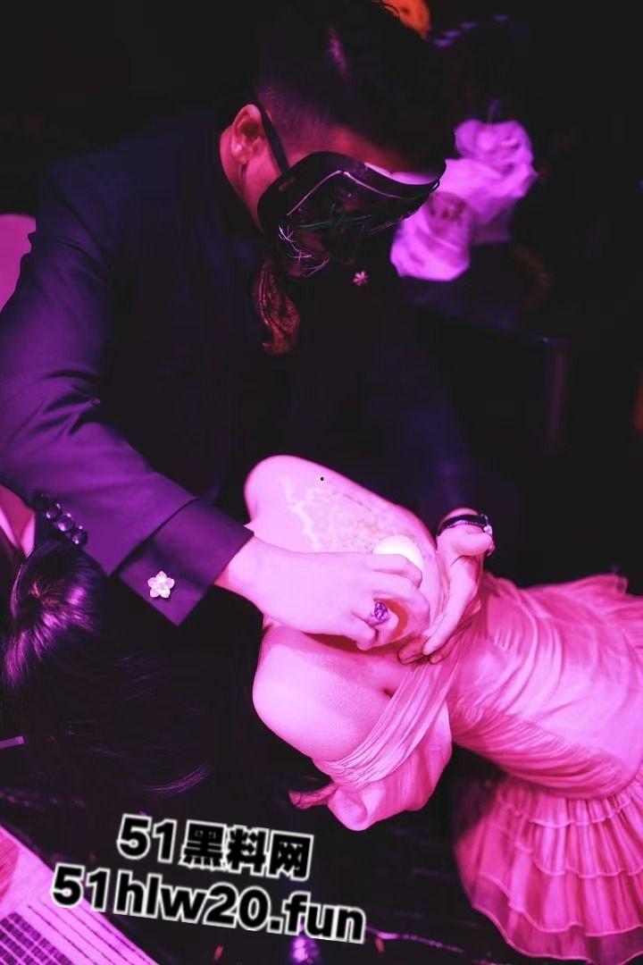 武汉地下酒吧开设SM私密服务,在场女奴免费任玩,舔脚口爆跪地发情求调教。-4