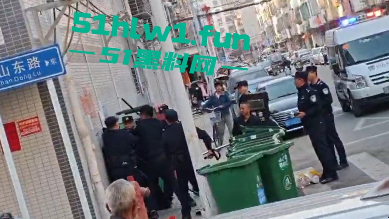 广东揭阳无业男子持刀示威被防暴警察当街擒拿 成功把自己送进局子 年夜饭有着落了!-2