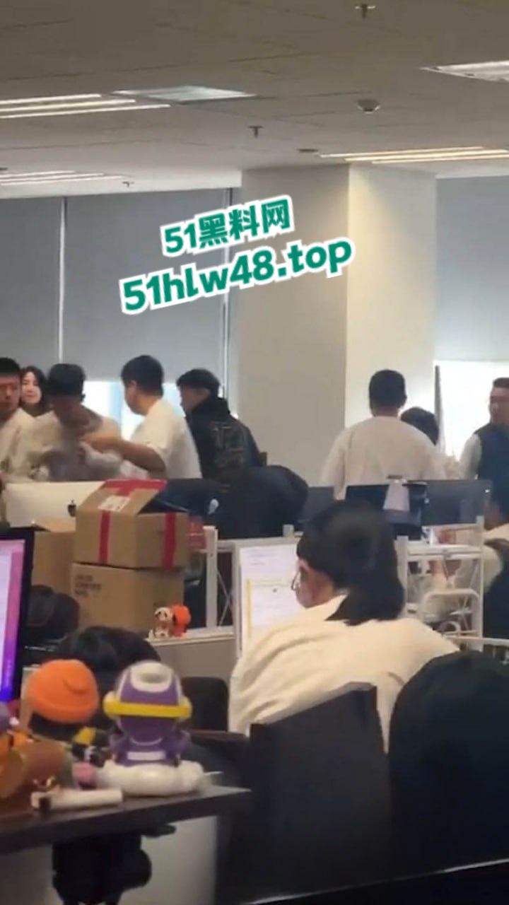 京东员工神操作借职务之便,睡供应商老婆被老公发现后,携全家到公司讨要说法。-1