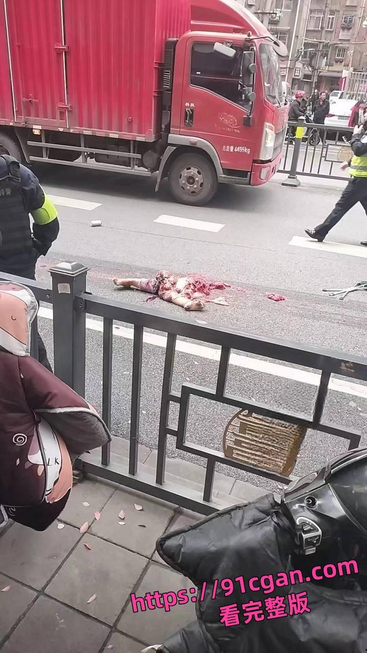 江西南昌一公交车失控冲撞击人群 已致3死7伤!现场人体被碾成碎块!-2
