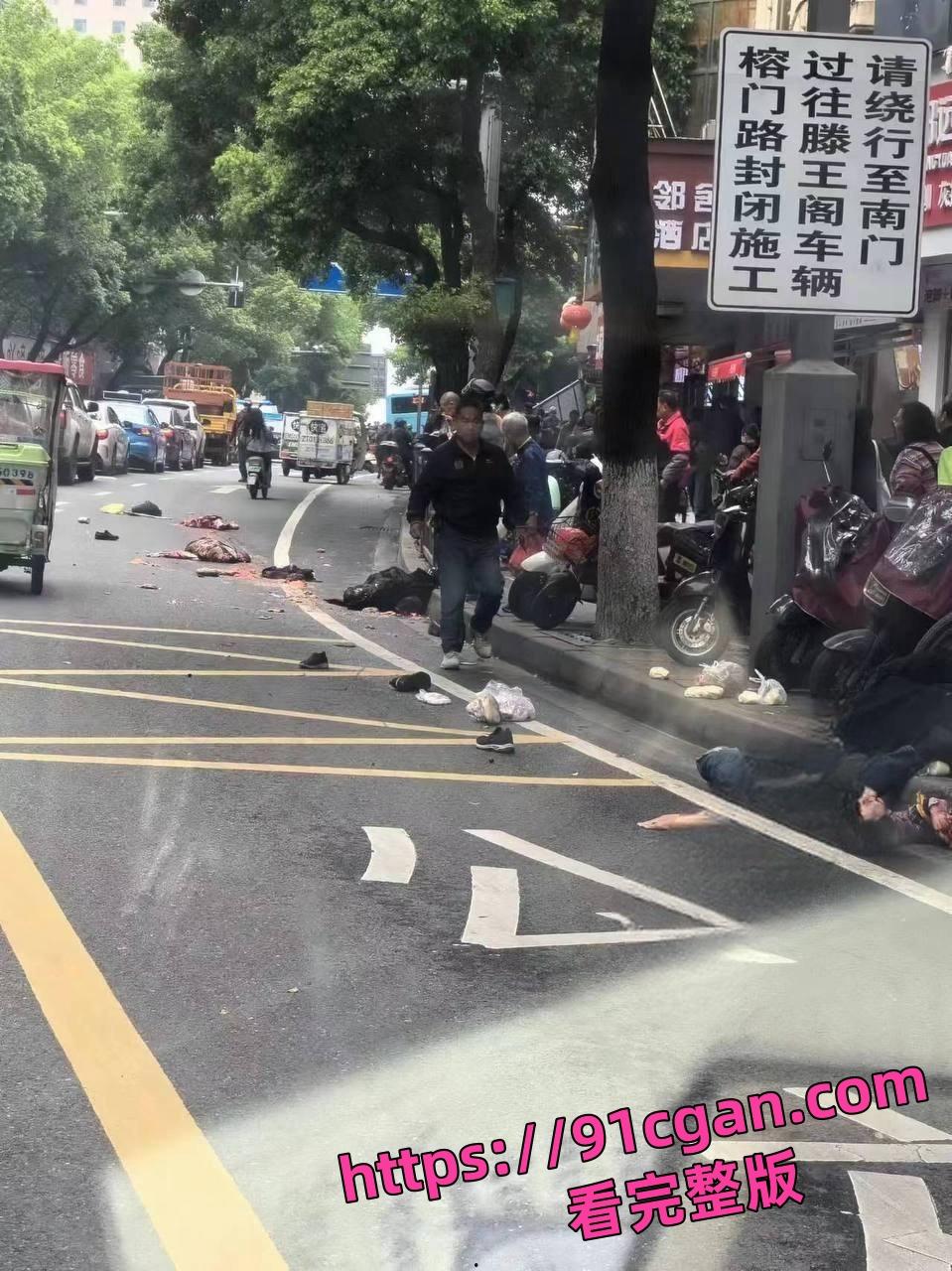 江西南昌一公交车失控冲撞击人群 已致3死7伤!现场人体被碾成碎块!-3