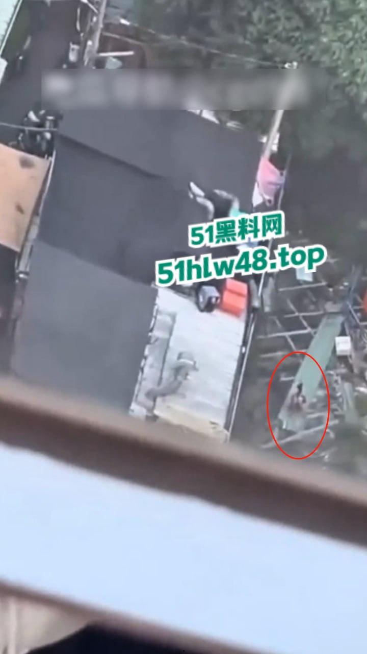 湾湾长腿大妈露天自慰被偷拍,大妈身材年轻时也绝对是大美女,想不到老了竟然这么饥渴。-1