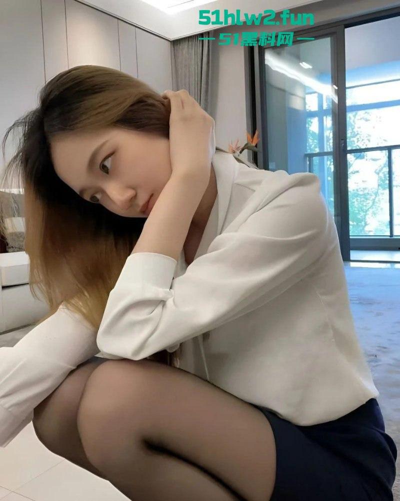 超越翰林府,广东佛山顺德悦府女销售【程圆】制服加黑丝,就在样板间让老板内射。-2