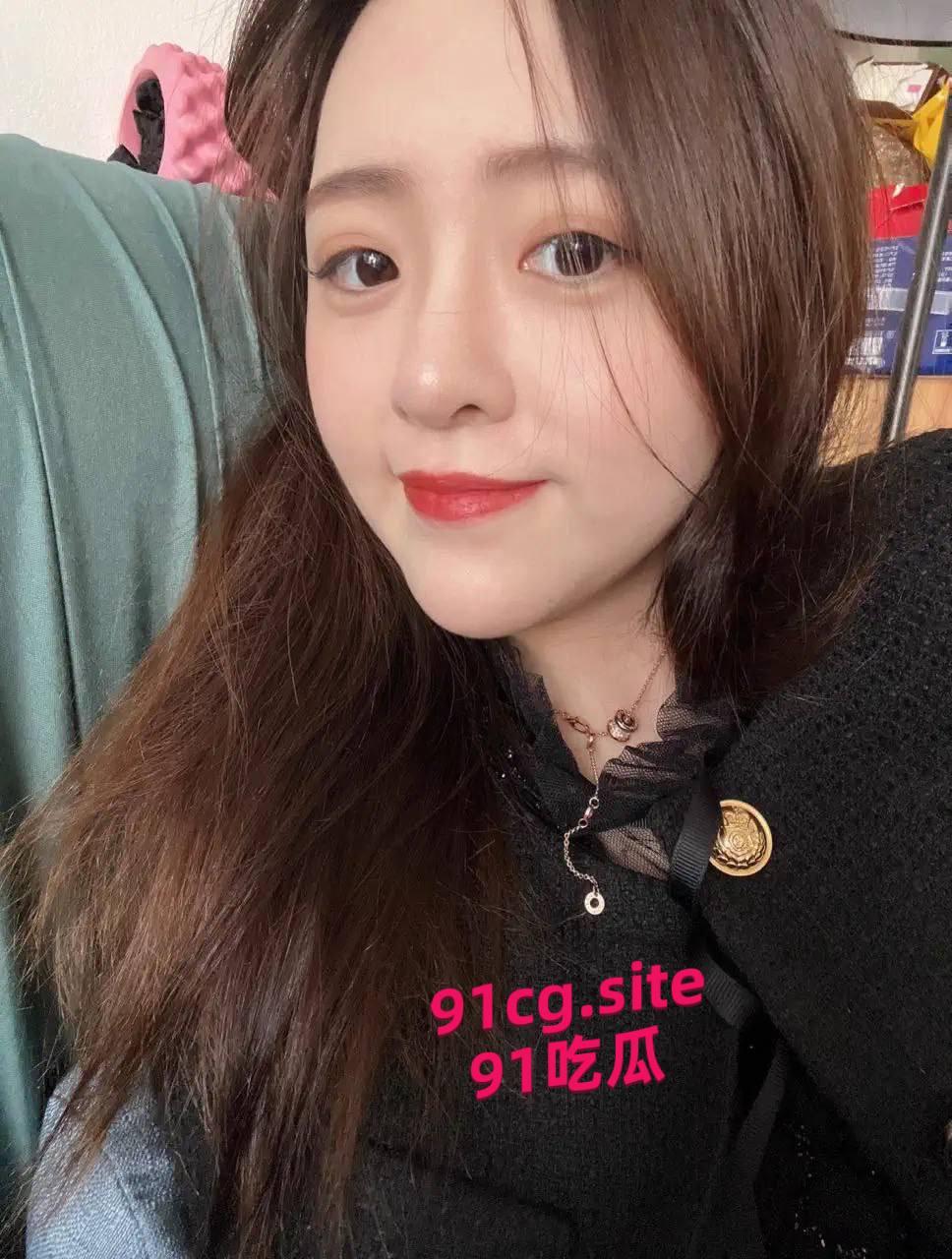 NNN超可爱的大学生 苗条的身姿 雪白的身体一对丰满的奶子 尤其是那馒头逼 真的太诱人了-3