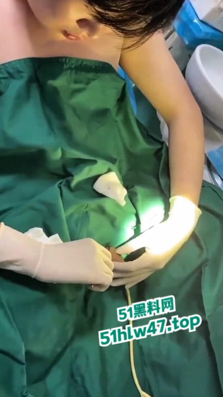 【血腥恐怖】00后小伙阉割鸡巴,自己动手割下来后口交,这特么是什么操作?-5