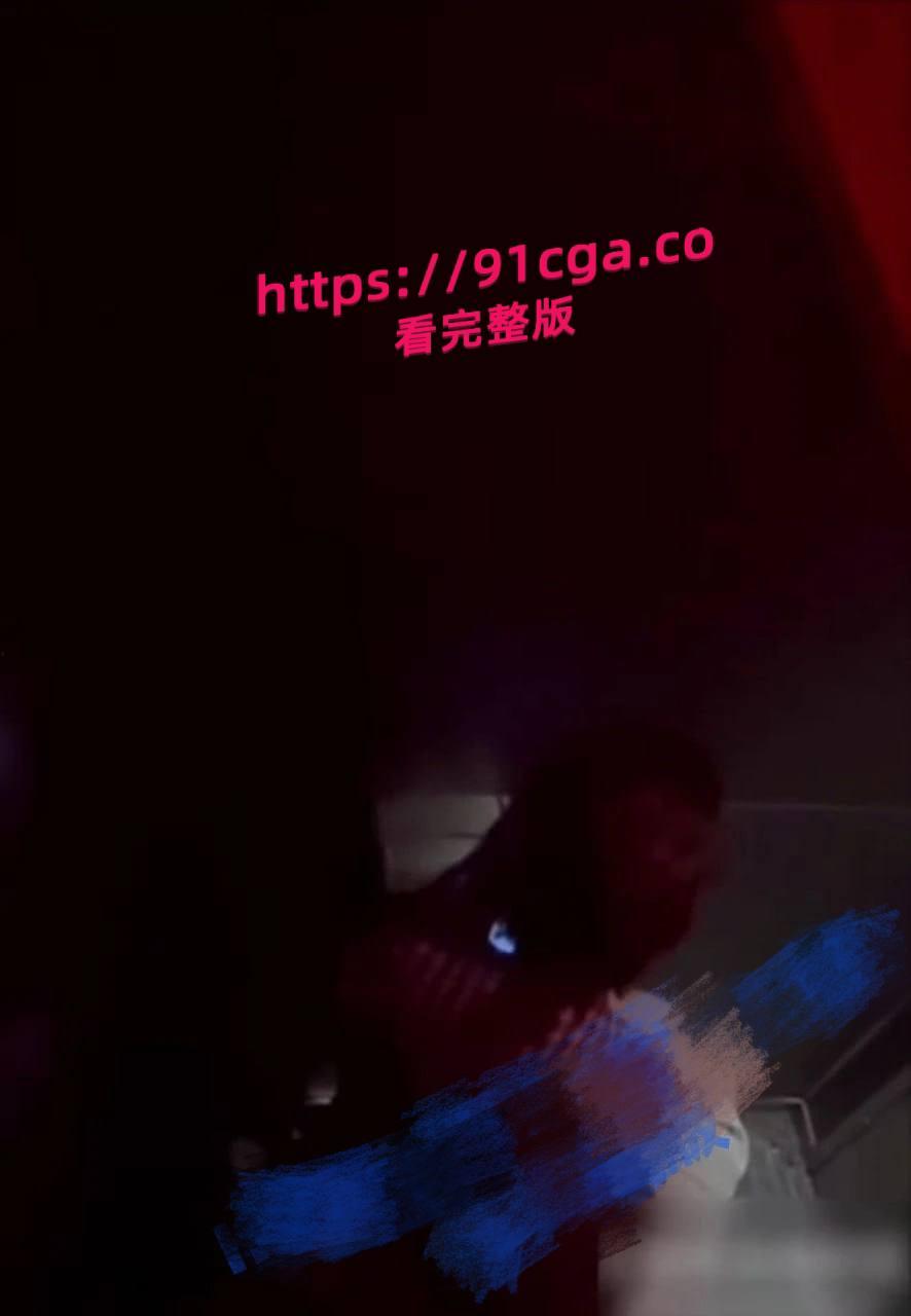 酒吧卫生间内年轻情侣打分手炮遭偷拍,黄毛分手前必须再得吃一次!-3