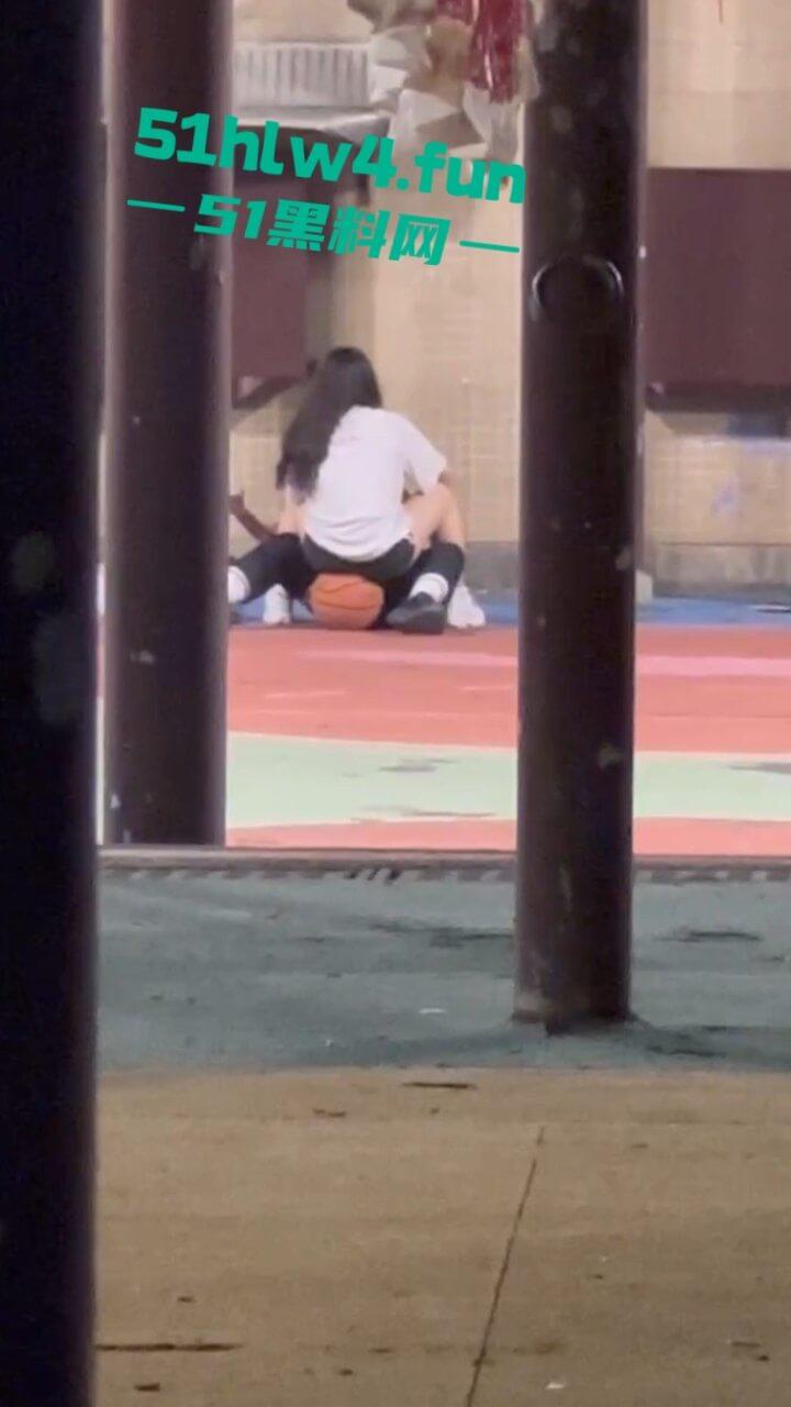 偷拍下篮球场的秘密,一对情侣周围四下无人竟然户外激情做爱,青春的激情与无畏。-2