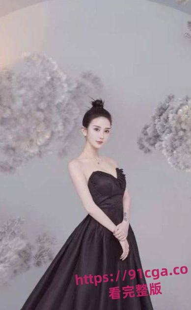 上海浦东新区名媛圈出了名的头牌张佳怡 下海卖逼捞钱无底线终被冤种大哥曝光。-3