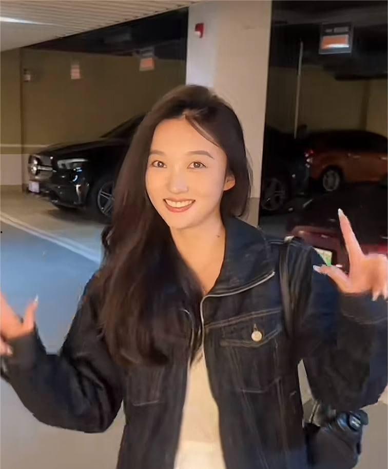 抖音600w粉丝网红【牟牟刘啊】早期自慰视频被渣男曝出 黑木耳骚穴一览无余-6