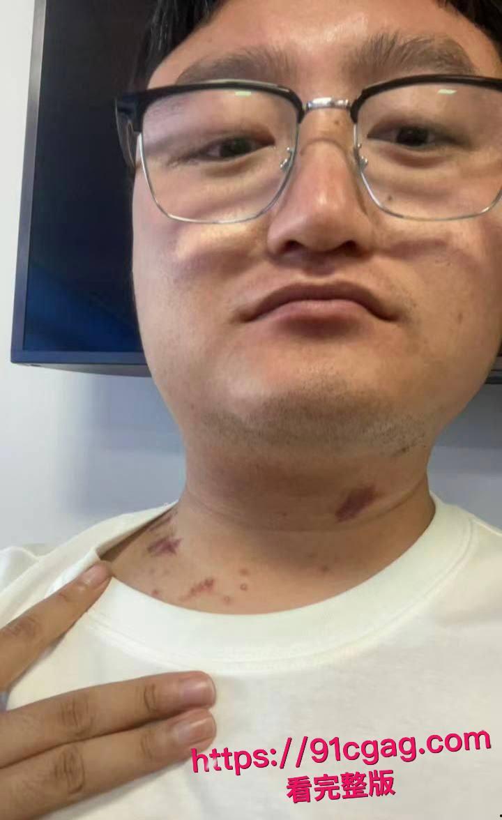 沈阳建筑大学的小鲜肉左一飞,还是个研究生,才20岁出头的嫩鸡巴小伙子,竟然跟50多岁宿舍宿管大妈搞起了火热地下恋-2