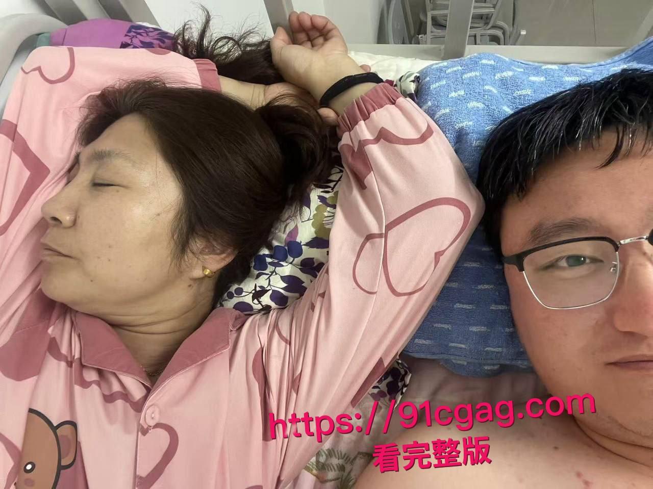 沈阳建筑大学的小鲜肉左一飞,还是个研究生,才20岁出头的嫩鸡巴小伙子,竟然跟50多岁宿舍宿管大妈搞起了火热地下恋-6