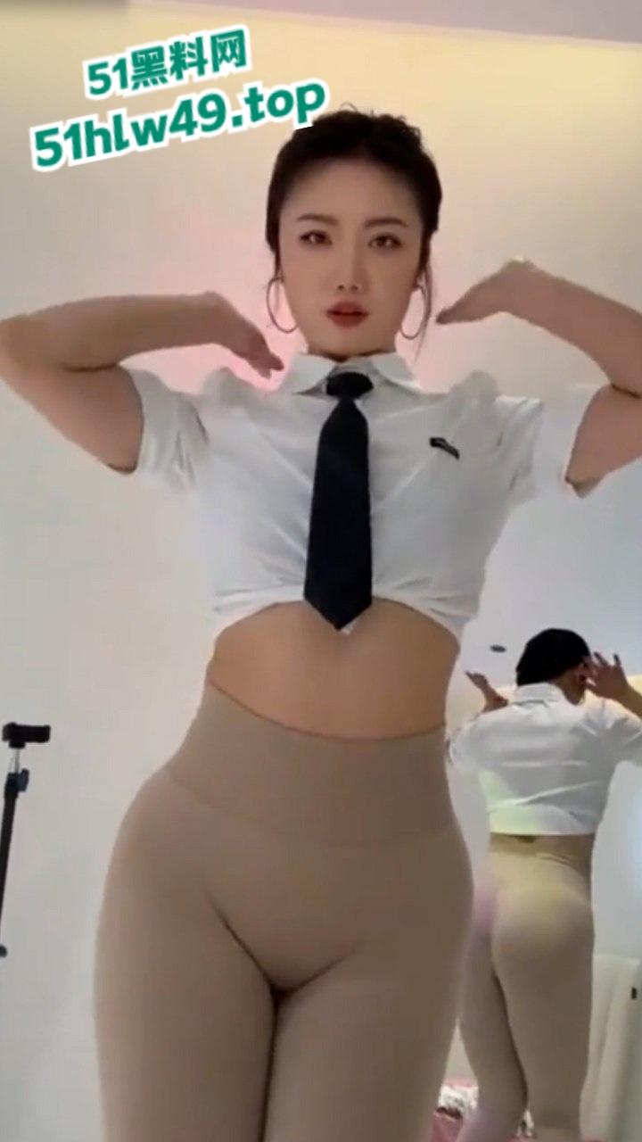 抖音粗腿公主【维拉思羽】高价定制裸舞视频流出,激情四射露奶露逼扭动着腰臀诱惑至极!-7