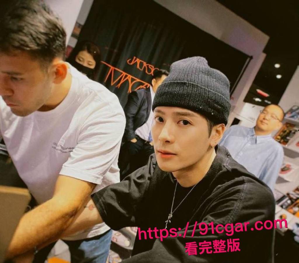 顶流明星 王嘉尔 自曝解决生理需求方式 私生活混乱竟是上海夜店常客 狂欢蹦迪勾搭女粉 床照亲密照全网疯传!-1