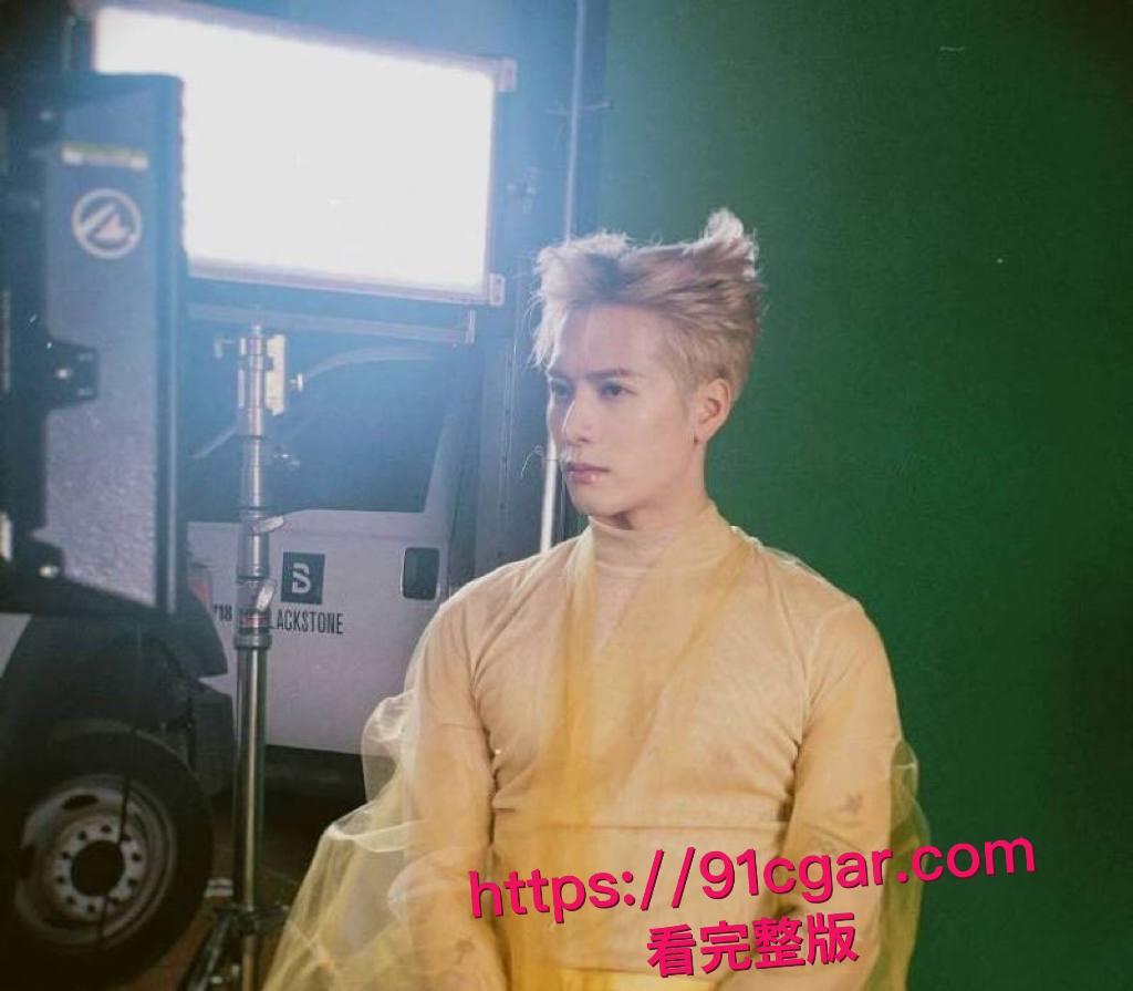 顶流明星 王嘉尔 自曝解决生理需求方式 私生活混乱竟是上海夜店常客 狂欢蹦迪勾搭女粉 床照亲密照全网疯传!-2