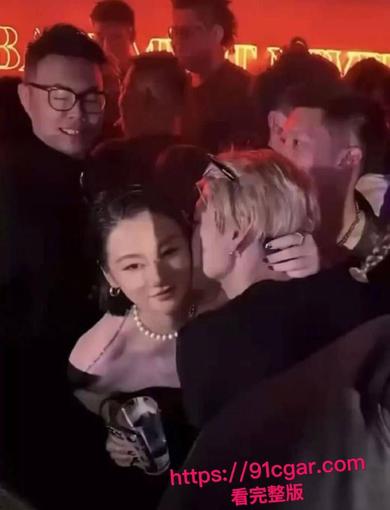 顶流明星 王嘉尔 自曝解决生理需求方式 私生活混乱竟是上海夜店常客 狂欢蹦迪勾搭女粉 床照亲密照全网疯传!-6