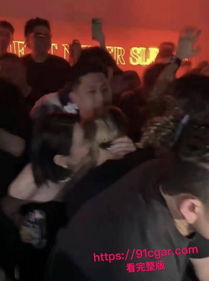 顶流明星 王嘉尔 自曝解决生理需求方式 私生活混乱竟是上海夜店常客 狂欢蹦迪勾搭女粉 床照亲密照全网疯传!-8