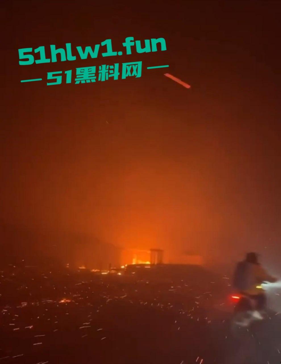 洛杉矶火势疯狂升级,7万居民被迫撤离,大片森林变焦土,美利坚的灾难正在上演!-13