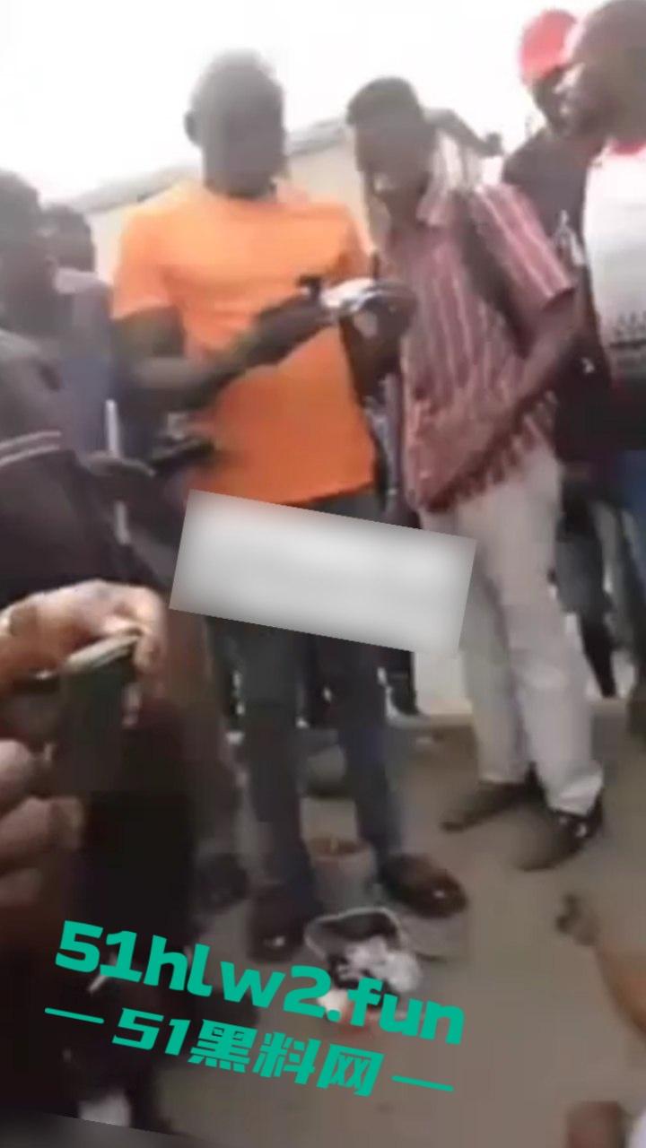 【血腥恐怖】尼日利亚重大车祸一妇女坐在货车前休息,由于视线盲区司机并未发现 将其碾压成两截。-3