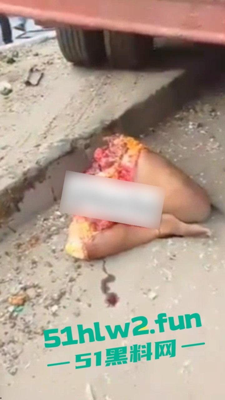 【血腥恐怖】尼日利亚重大车祸一妇女坐在货车前休息,由于视线盲区司机并未发现 将其碾压成两截。-6
