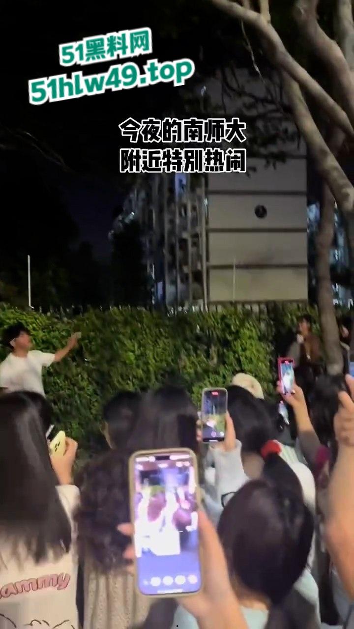 江苏泰州纯爱小哥千里寻爱,得知被女友戴多顶绿帽,人财两失当街破防楼下大骂婊子。-5