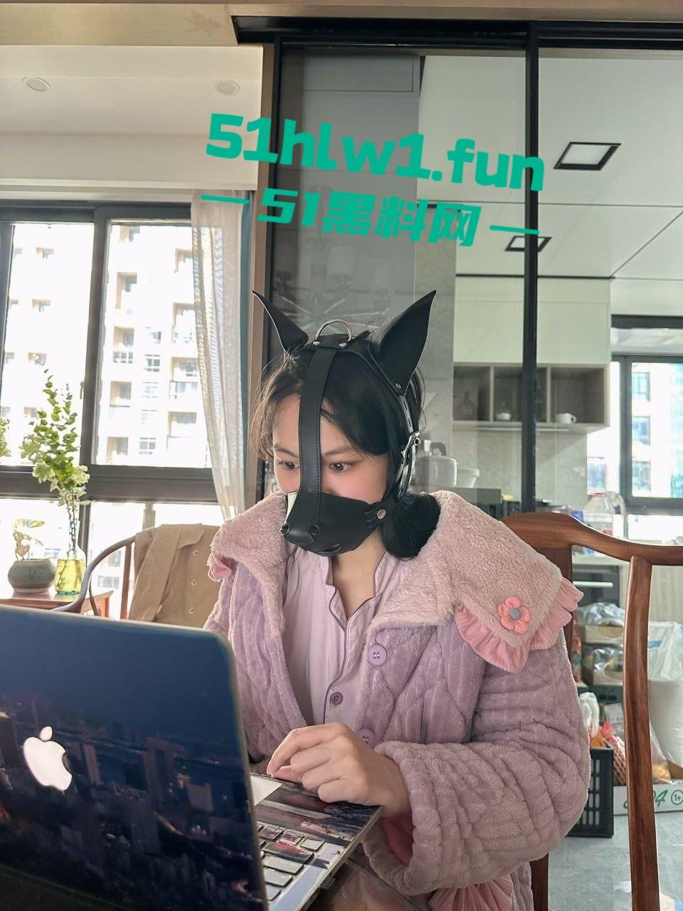 西安人妻【赵雪莹】玩反差,颜值骚妻被调教成乖母狗,狗链嘴套配扩嘴器玩到顶,母狗模式开到底!-9