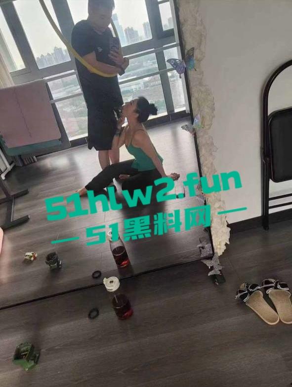 江西南昌风骚人妻【张芷馨】聊天记录曝光,逼内伤口还没愈合开房打炮忍着怕扫兴吗。-18