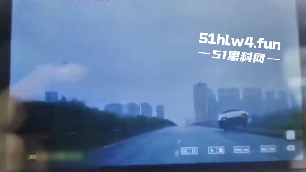 内江资中奇葩车祸五菱宏光加速超车,竟然失控出车祸俩人都变成熊猫脸,看着太搞笑了。-2
