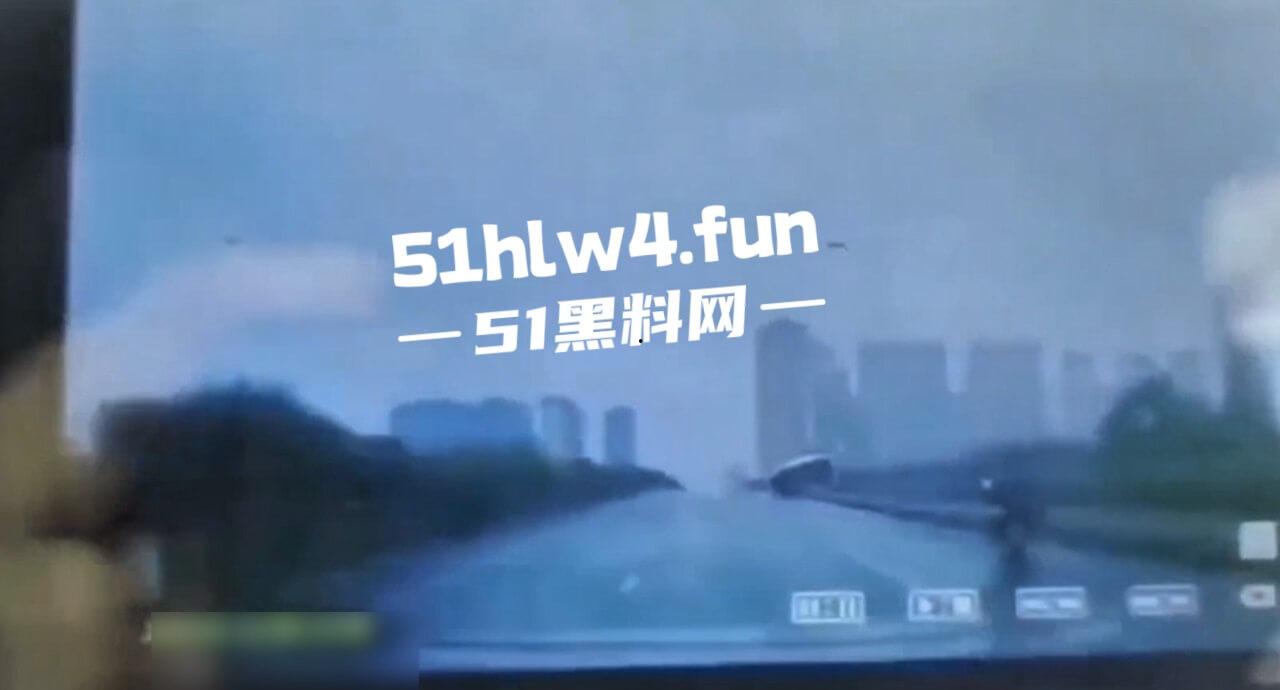 内江资中奇葩车祸五菱宏光加速超车,竟然失控出车祸俩人都变成熊猫脸,看着太搞笑了。-7