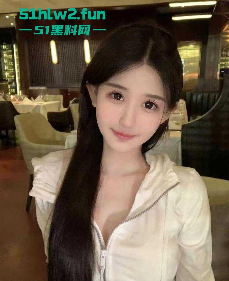 汕头大学约炮门!黑丝高跟白月光被体育生后入逛干,男友舍不得操的大一学妹被人站起来狂蹬!-1