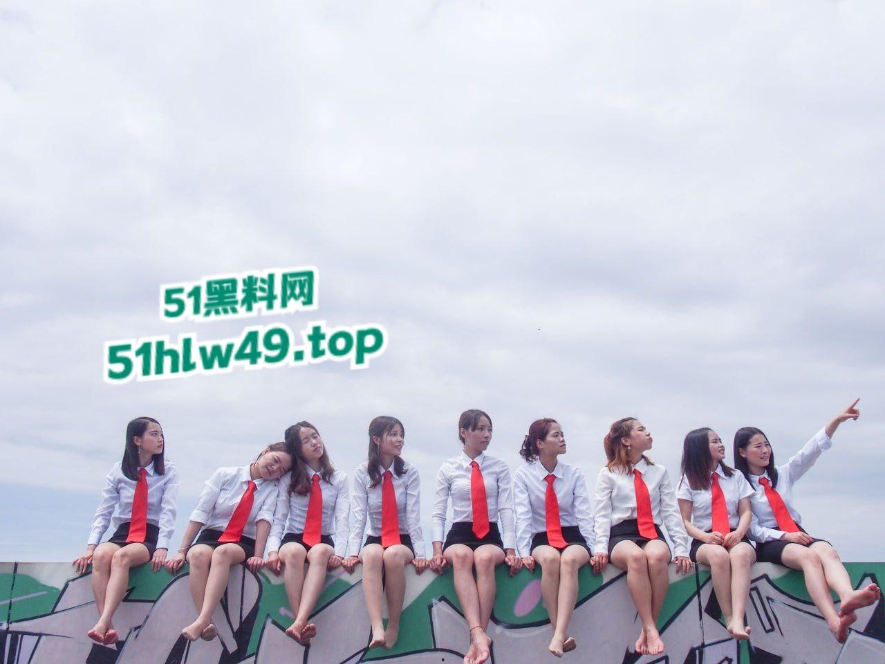 广东茂名人妻【何丽燕】性感骚人妻,大学到婚后一直被金主包养,婚后毫无节制被老公发现曝光!-2