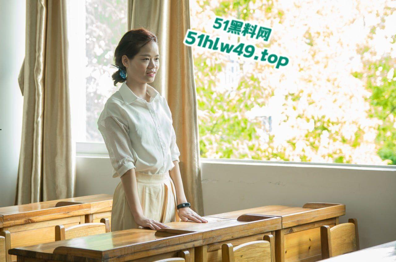 广东茂名人妻【何丽燕】性感骚人妻,大学到婚后一直被金主包养,婚后毫无节制被老公发现曝光!-4