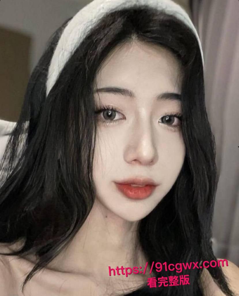 高颜值美女彻底堕落成尿壶母狗:跪地塑料瓶接男友热尿大口吞咽,舔鸡巴残汁还浪叫求尿灌骚逼!-4