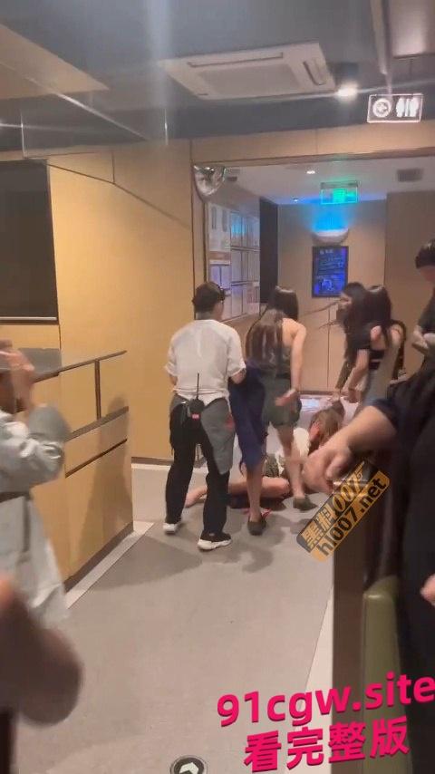 闺蜜和男友搞一起了,正牌女友跑到海底捞暴锤小三! #海底捞撕逼 #海底捞捉小三-1