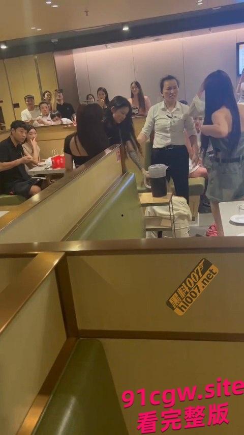 闺蜜和男友搞一起了,正牌女友跑到海底捞暴锤小三! #海底捞撕逼 #海底捞捉小三-2