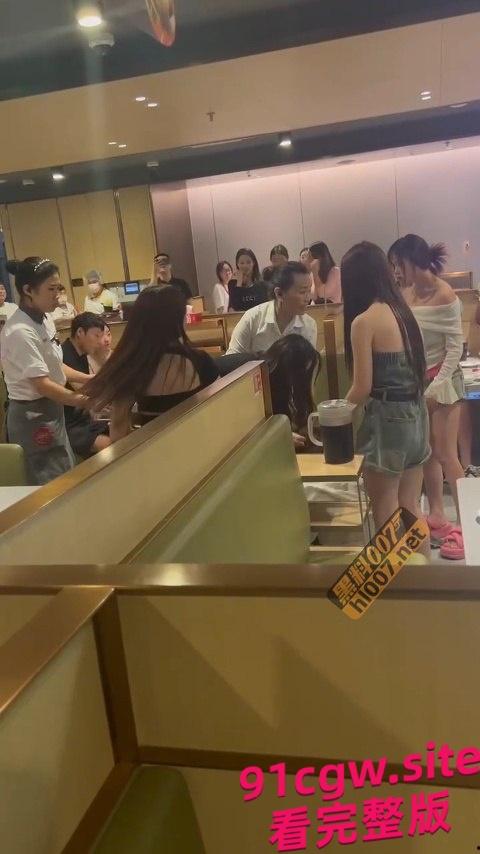 闺蜜和男友搞一起了,正牌女友跑到海底捞暴锤小三! #海底捞撕逼 #海底捞捉小三-3