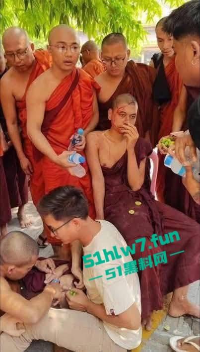 缅甸7.7级震后中国救援队紧急出手仍有众多受难者被压,高温湿臭蚁虫霍乱惨如地狱。-8