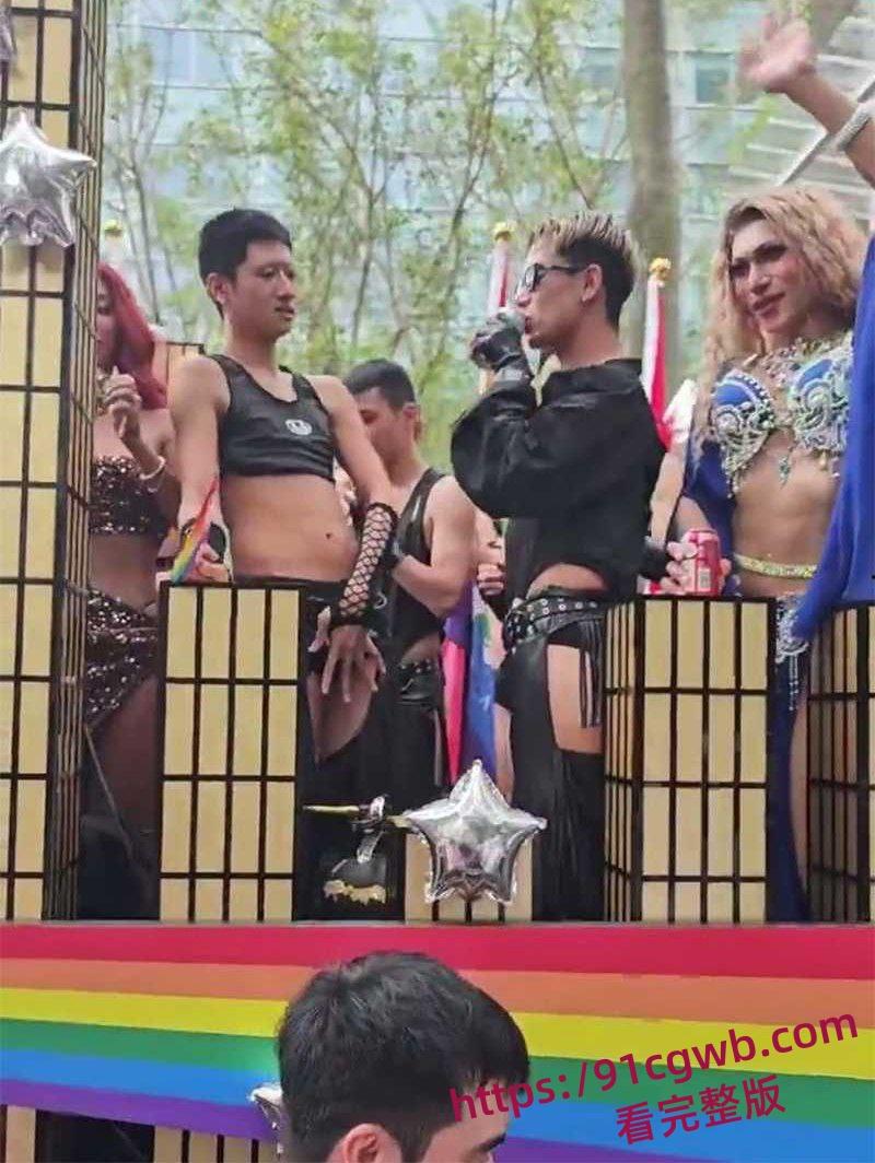 2025台湾同志游行现场实录 15万人雨中狂欢湿身骚扭 喊话兄妹也有结婚权利 伦理彻底崩盘堪称变态盛宴!-4