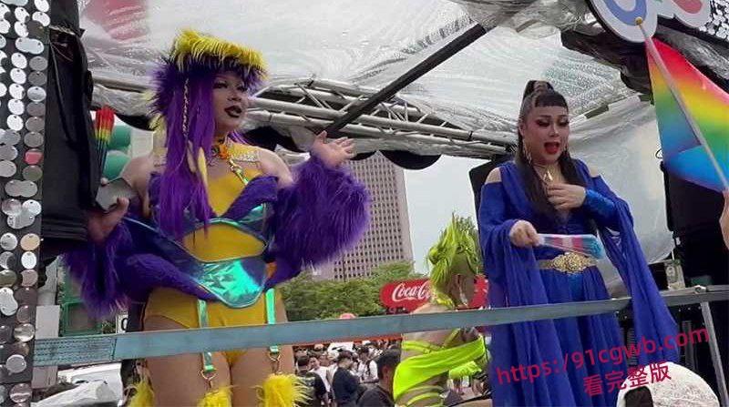 2025台湾同志游行现场实录 15万人雨中狂欢湿身骚扭 喊话兄妹也有结婚权利 伦理彻底崩盘堪称变态盛宴!-7