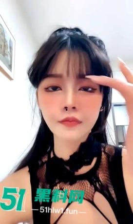 飞机火箭飘一波,奶子骚逼随便摸。人气主播【gi墨迹】百元打赏劲爆直播录屏曝光!-1