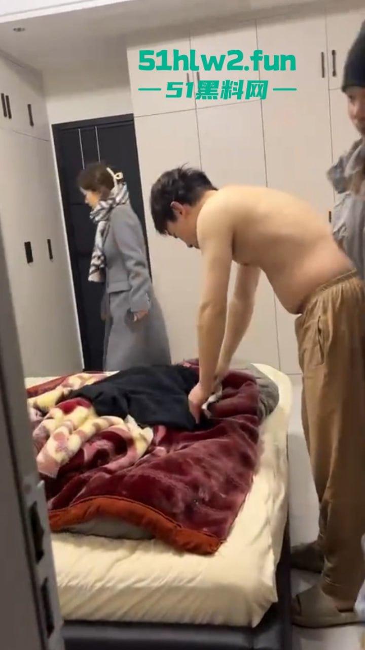 大年初七抓骚鸡,重庆狗男女年假抓紧操逼原配带舅哥突然杀回捉奸在床,现场视频流出。-4