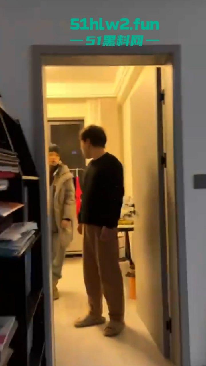 大年初七抓骚鸡,重庆狗男女年假抓紧操逼原配带舅哥突然杀回捉奸在床,现场视频流出。-6