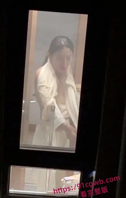 大神潜入东航空姐宿舍窗外偷窥多位空姐日常生活洗澡换衣服重磅泄密-4