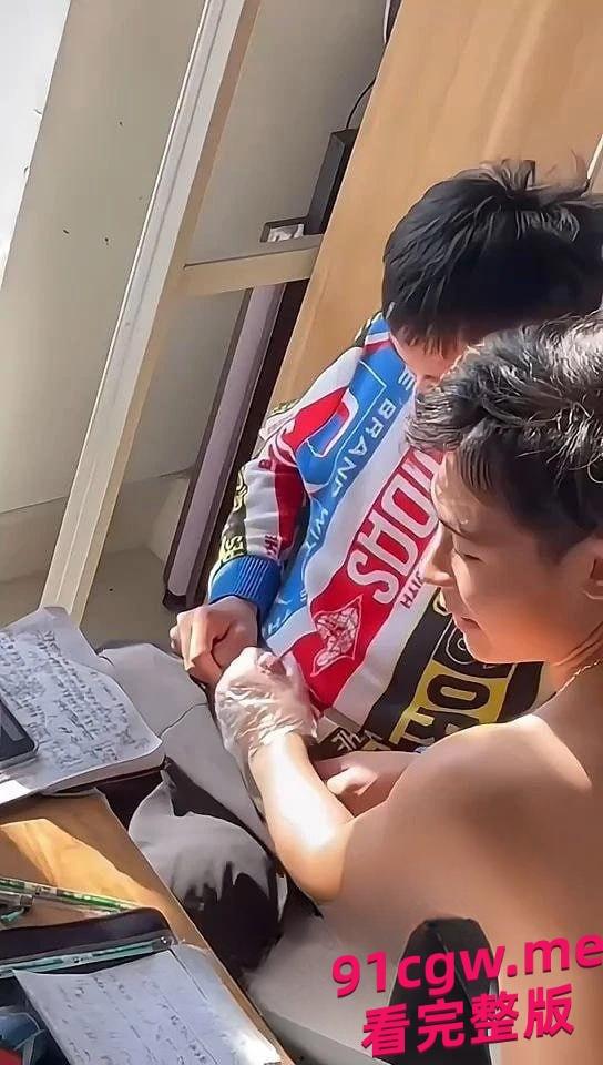 好兄弟仗义帮处男舍友打飞机 处男可以坚持这么久的吗?-2