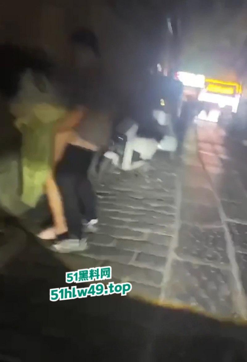 青州古城小巷上演活春宫,女的穿古风绿裙气质迷人蹲在猥琐男胯下,熟练伺候鸡巴旁若无人。-2