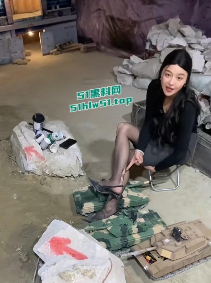 抖音主播【鑫荣佳RC坦克大战】美女主播,疯狂暗示擦边,大坦克的金枪差点插入进去,引发网友围观!-2