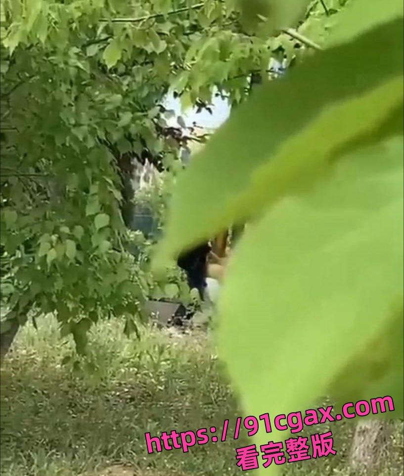 万物复苏的季节野外偷拍到野战现场 看起来后入的很吃力了 果然是人到中年不得已!-1