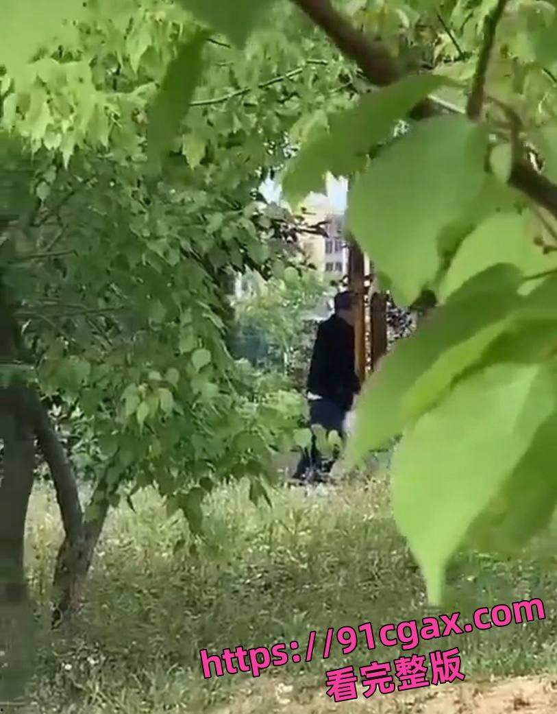 万物复苏的季节野外偷拍到野战现场 看起来后入的很吃力了 果然是人到中年不得已!-2