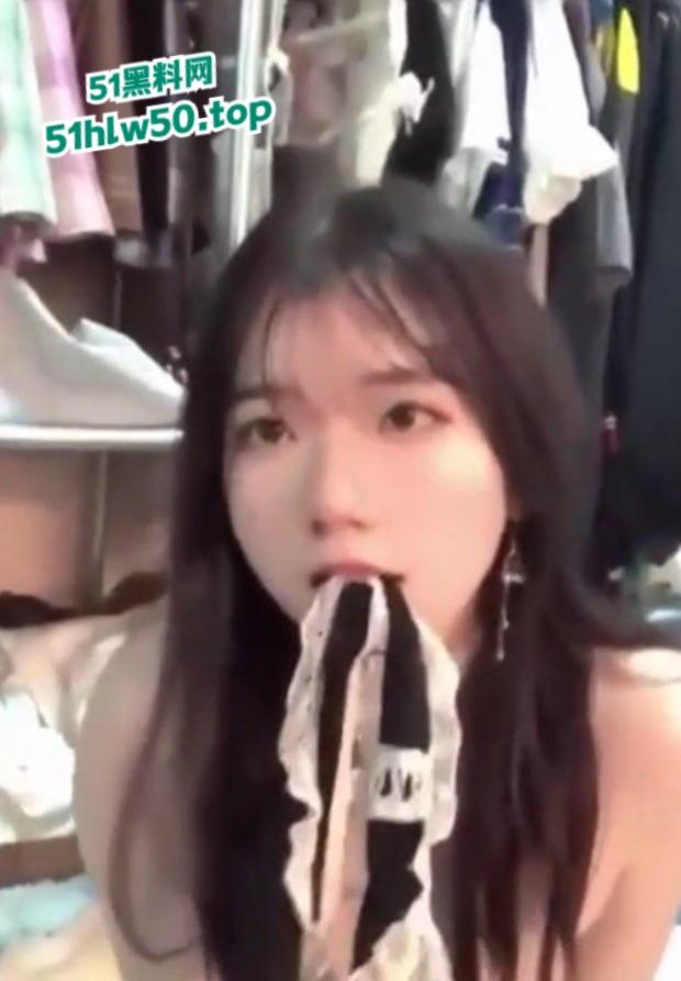 浙大城市学院嫩妹【白炜彤】寝室大战2男,乘骑位摇摆含住另一个人的鸡巴,清纯与淫荡并存的代表!-2