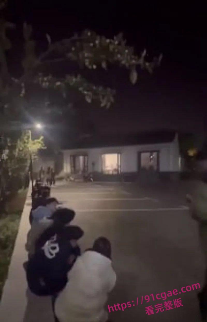 天津现代传媒学院教师宿舍大瓜!忘拉窗帘直播亲热,学生排队围观全过程-4